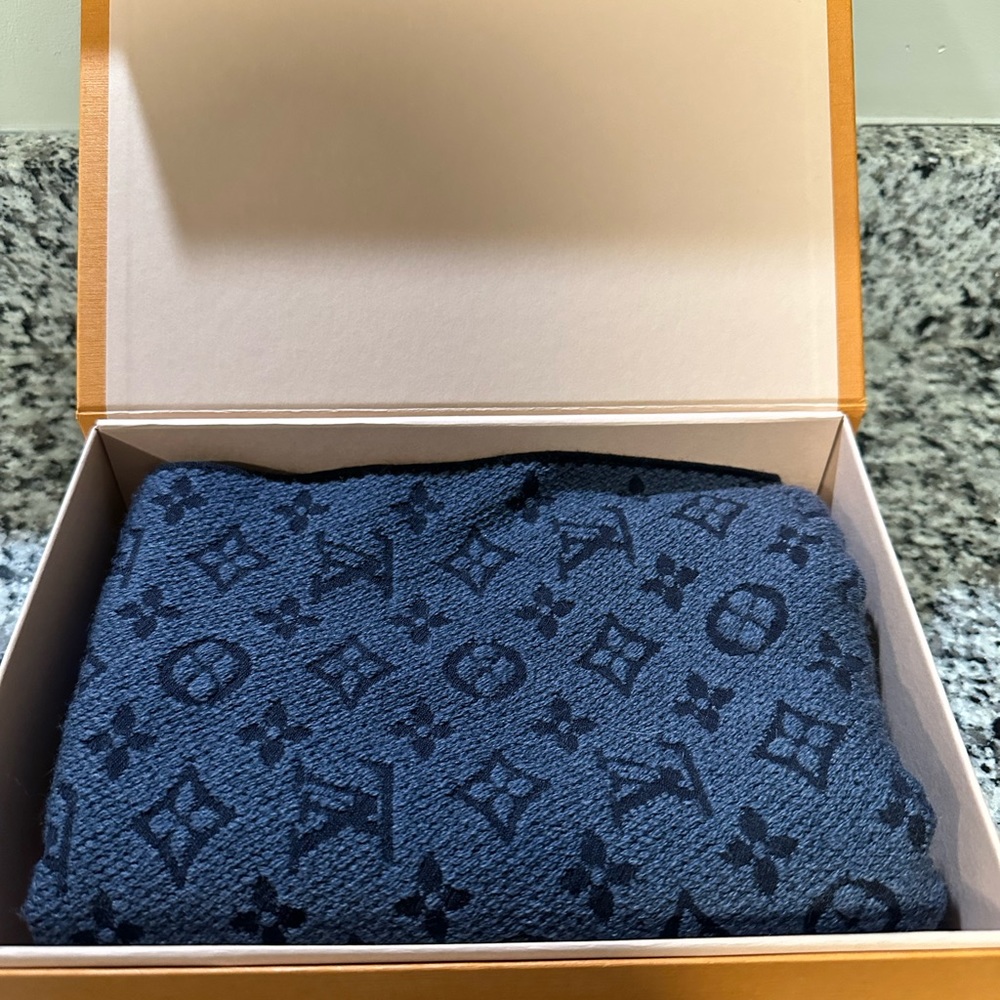 LV Wool Scarf - Picture 4 of 6